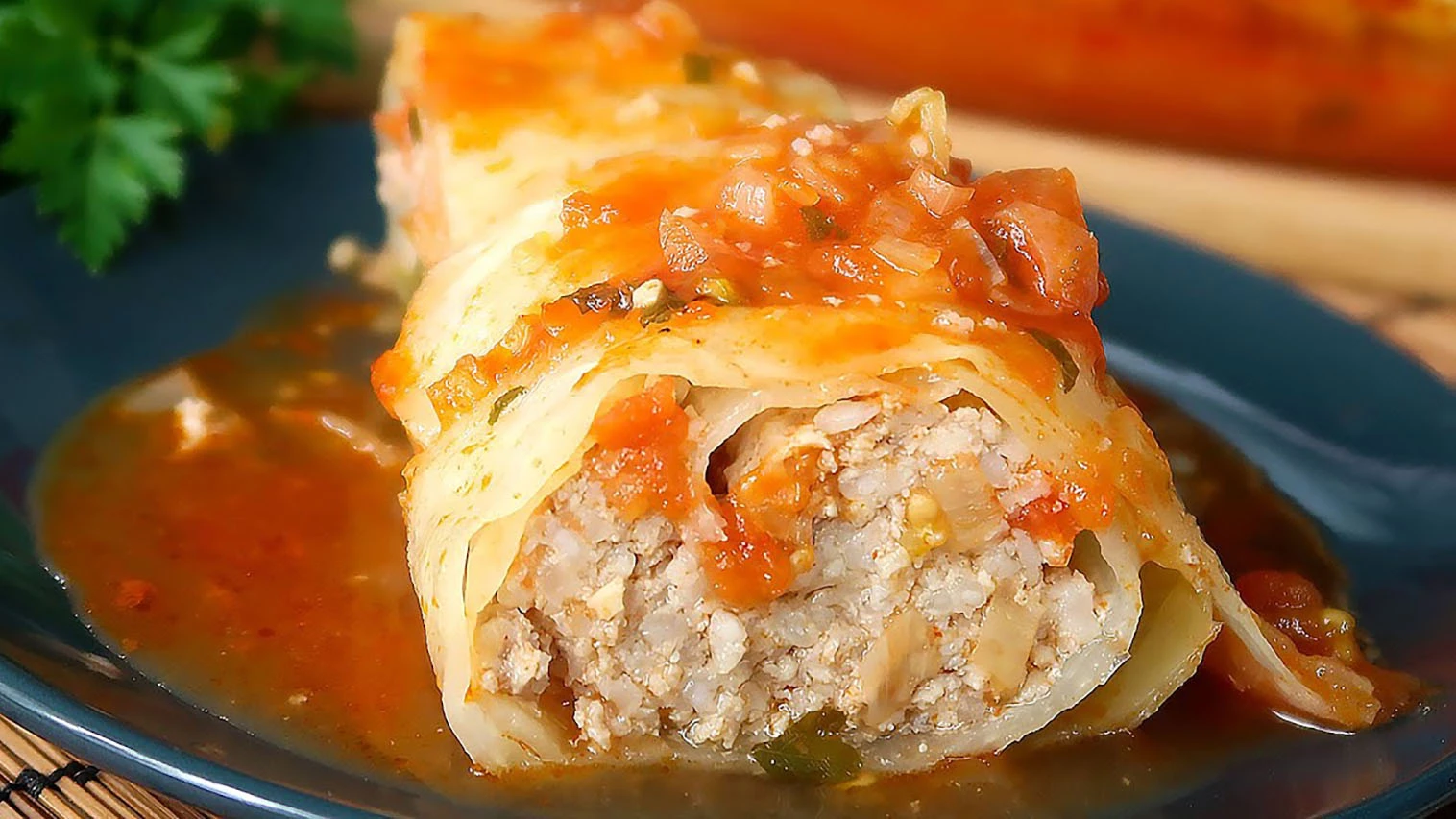 Капустный рулет с мясным фаршем удачно разнообразит повседневное меню