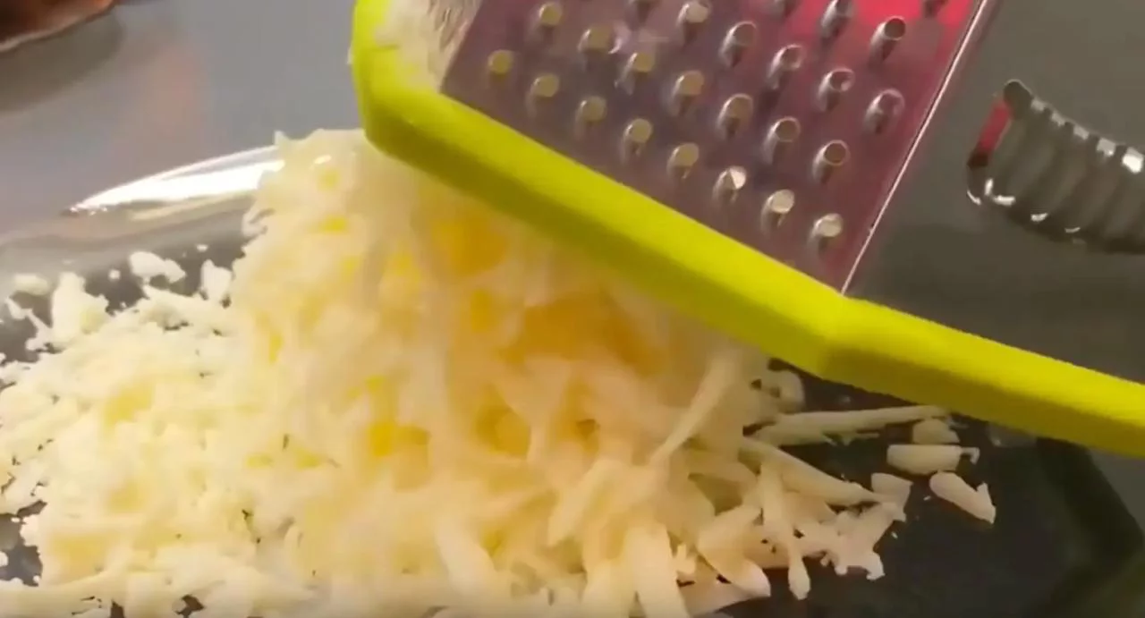 Твердый сыр натрите на терке