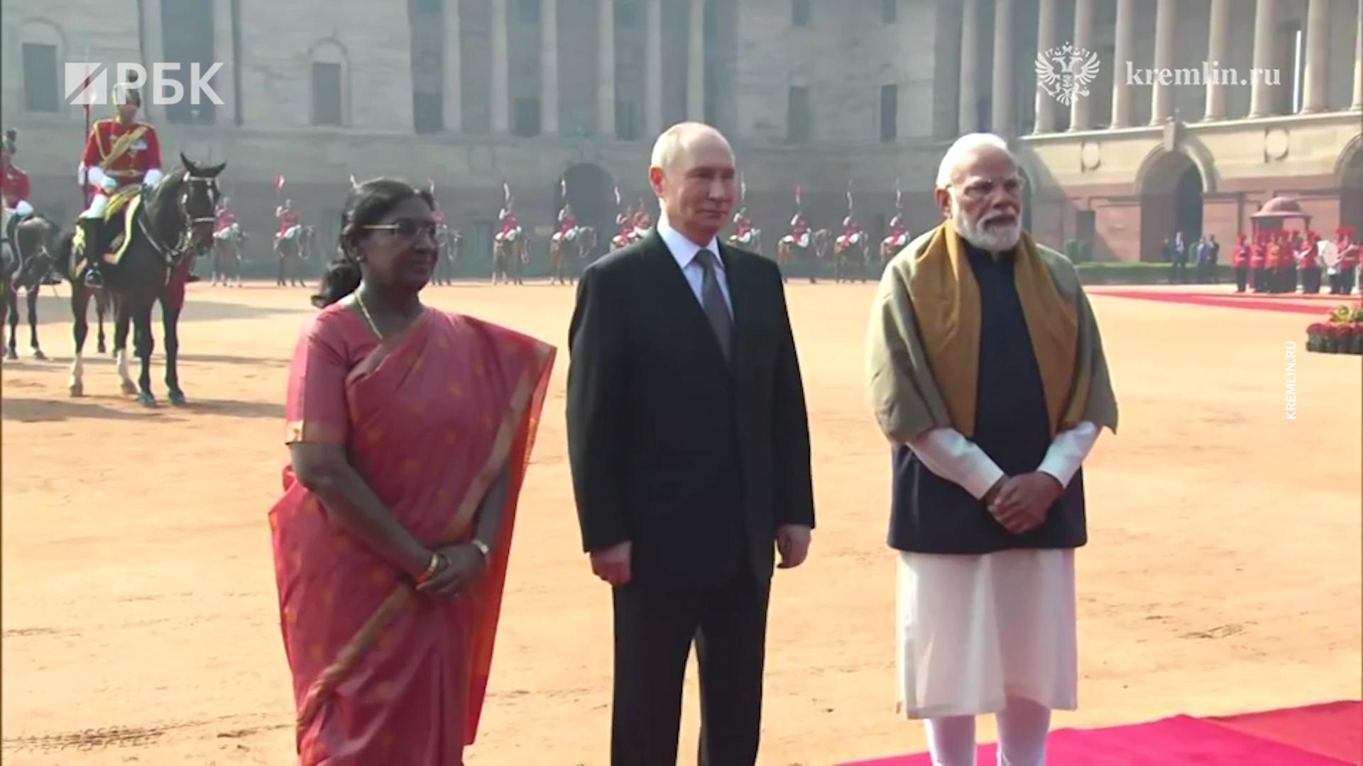 Путина в Индии встретили с конным эскортом. Видео