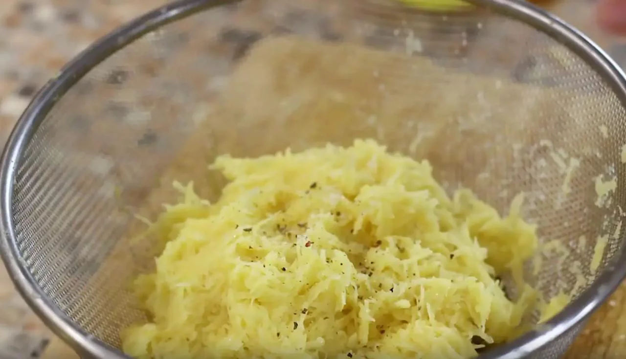 Посолите и поперчите картофель