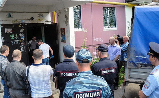 Сотрудники правоохранительных органов у подъезда жилого дома в Нижнем Новгороде, где обнаружены убитые дети.