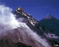 Спасатели не могут эвакуировать погибшего альпиниста со склона вулкана Ключевской