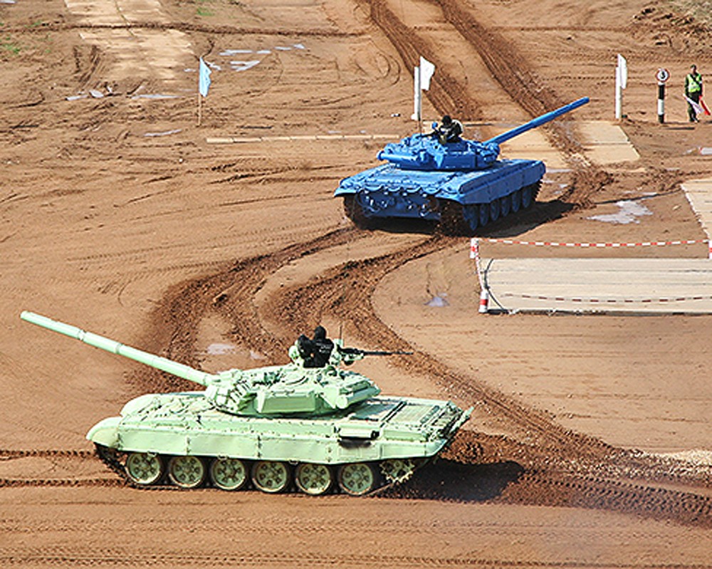 Танки Т-72Б «Уралвагонзавода» на соревновании Танковый биатлон