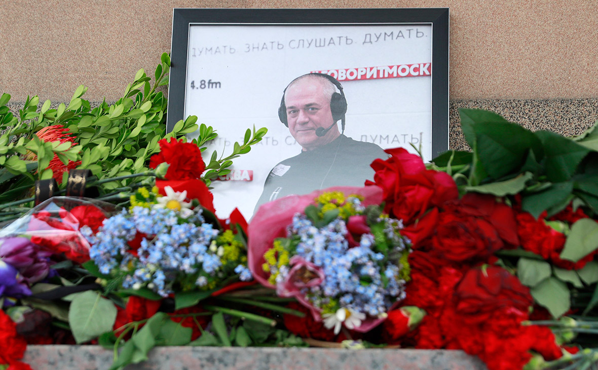 Цветы у входа в редакцию радиостанции &laquo;Говорит Москва&raquo; в память о журналисте Сергее Доренко