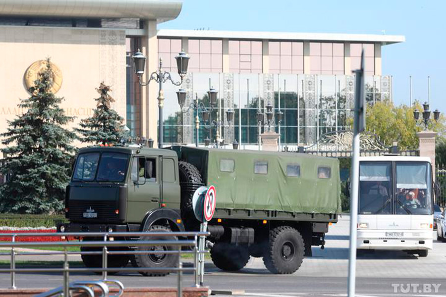 Военный грузовик в районе Дворца независимости в центре Минска