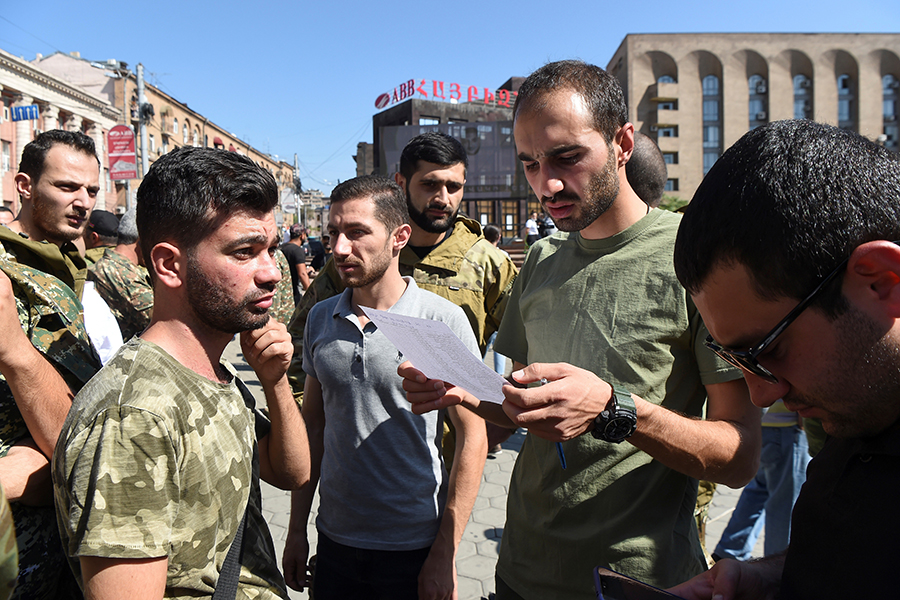 В Армении объявлено военное положение и полная мобилизация, в армию призывают военнослужащих запаса в возрасте до 55 лет. В Азербайджане начали&nbsp;частичную мобилизацию

На фото: сбор добровольцев, отправляющихся в Карабах,&nbsp;в Ереване