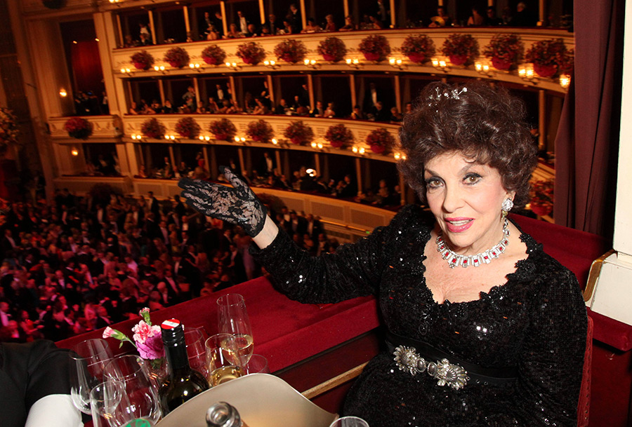 На фото: бал в Венской опере в 2013 году.

Джина Лоллобриджида умерла 16 января 2023 года, ей было 95 лет.