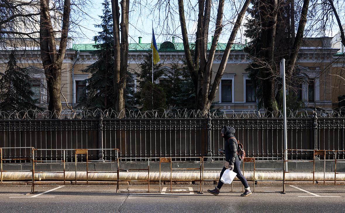 В МИДе сообщили, что Россия не будет трогать здание посольства Украины — РБК