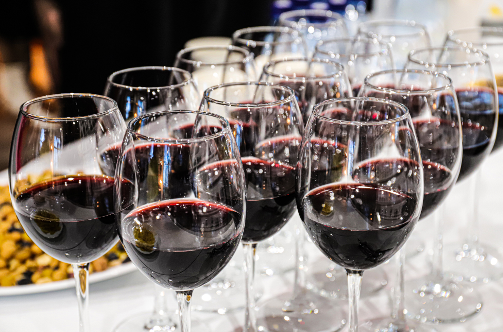 С начала 2024 года цены на вино снизились на 3,7%, оно стало стоить в среднем 890,3 руб.