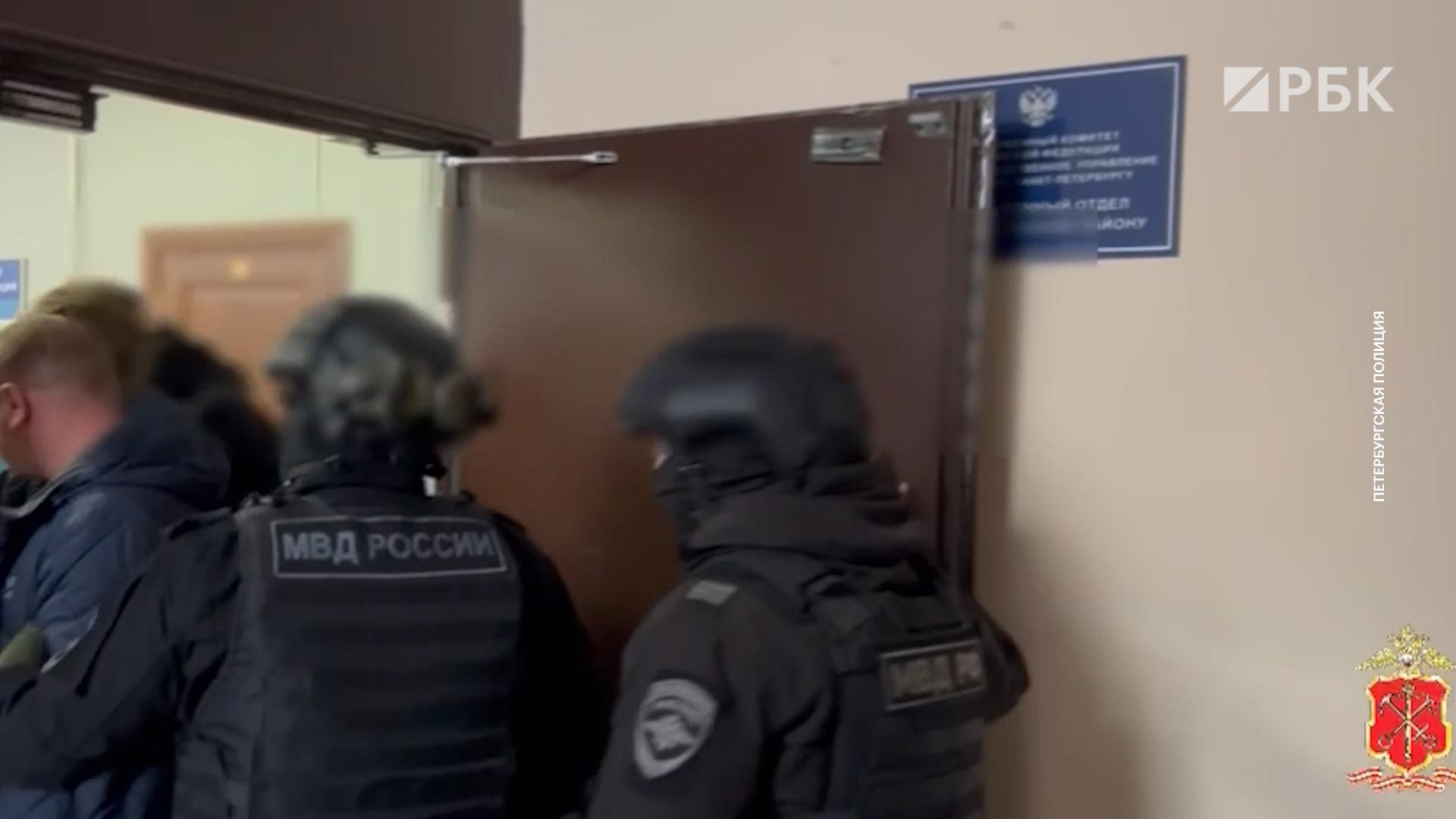 Сотрудников полиции в Петербурге обвинили в получении взяток от мигрантов