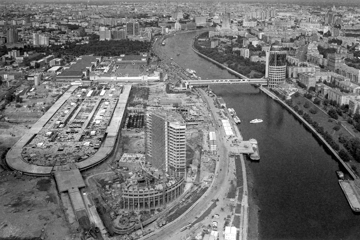 Площадка строительства Московского международного делового центра &laquo;Москва-Сити&raquo; на Пресненской набережной, мост Багратион и офисный центр &laquo;Башня 2000&raquo; на набережной Тараса Шевченко. 2004 год
&nbsp;
