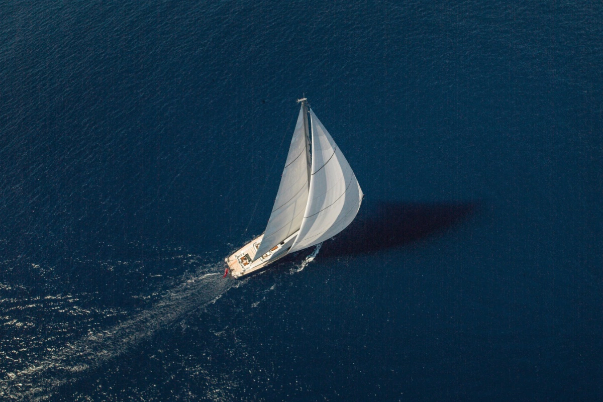 «Показался парус» — синекдоха, в которой часть («парус») заменяет целое («лодка с парусами»)