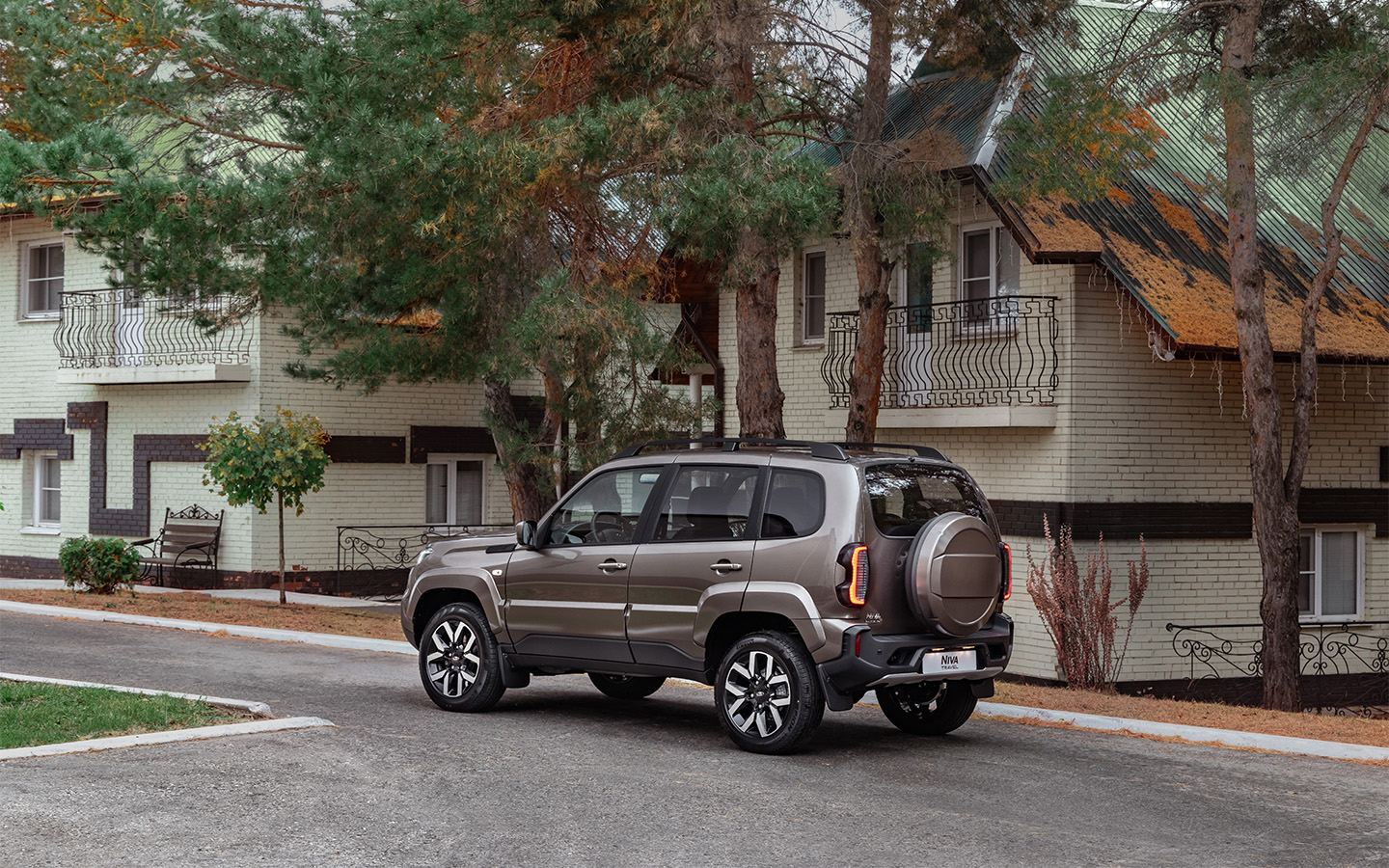 Отличить рестайлинговую Lada Niva Travel от дорестайлинговой непросто. Снаружи автомобиль почти не изменился 