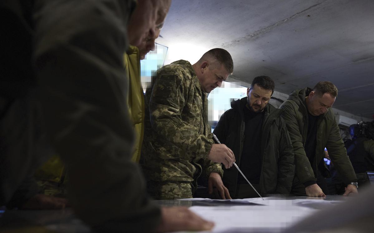 Владимир Зеленский (в центре) и бригадный генерал Александр Луценко (слева)