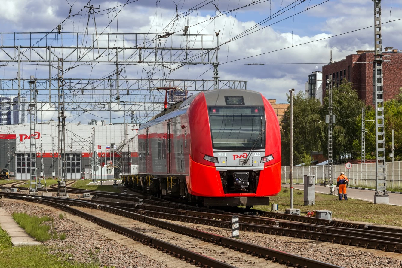 Добраться из Петербурга до Великого Новгорода можно на «Ласточке», которая дважды в день — утром и вечером — идет от Московского вокзала