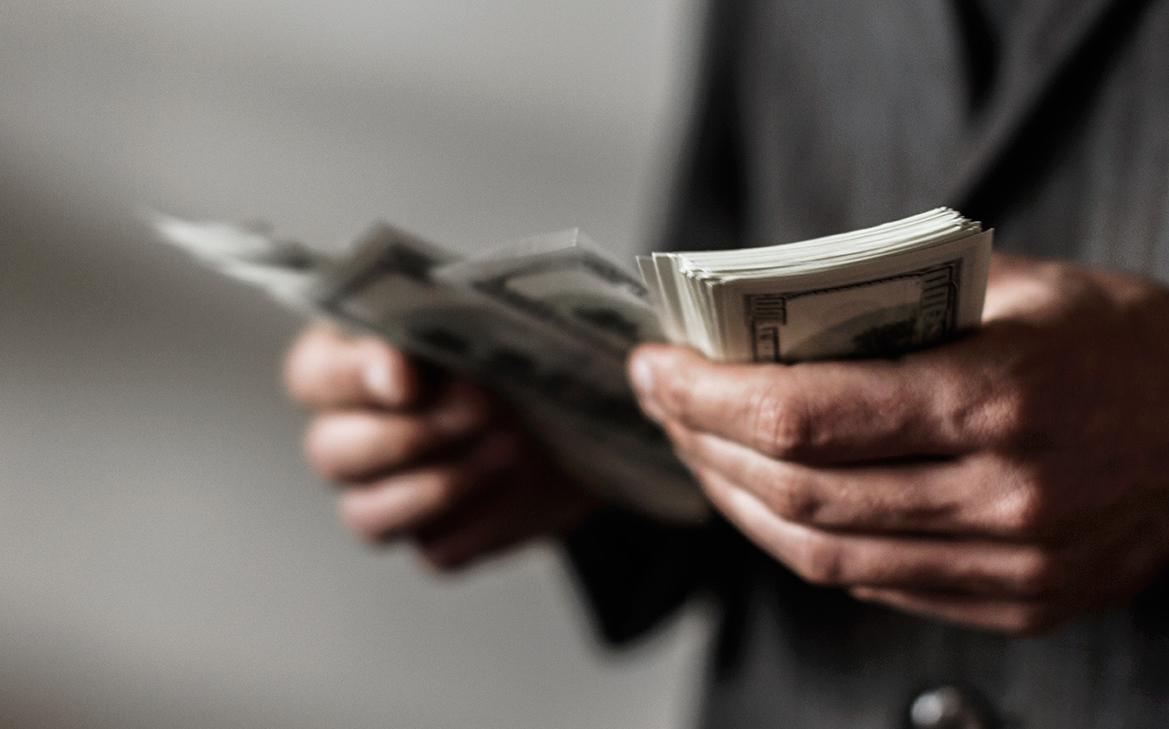 Как россияне в два раза сократили суммы валюты на вкладах. Инфографика