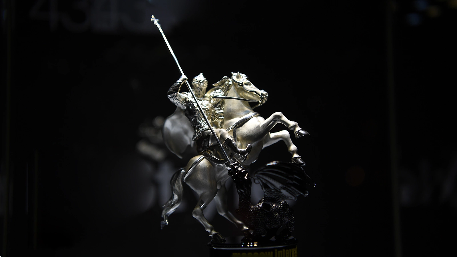 Главный приз ММКФ — статуэтка, изображающая святого Георгия верхом на серебряном коне