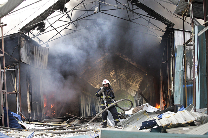 Тушение пожара на&nbsp;рынке &laquo;Сокол&raquo; после обстрелов в&nbsp;Донецке.
