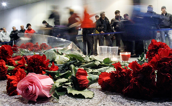 Цветы у международного терминала в&nbsp;аэропорту Домодедово. 25 января 2011 года