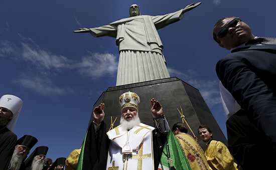 Патриарх Кирилл во время молебна у подножия статуи Христа-Искупителя&nbsp;в Рио-де-Жанейро