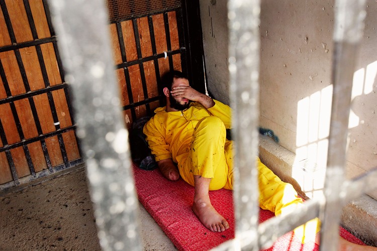 Арабский наемник в одиночной камере в секторе максимальной безопасности тюрьмы "Абу-Грейб". В эту камеру он был переведен после того, как ударил охранника-американца.