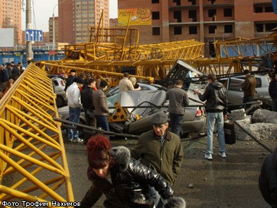 В Красноярске башенный кран упал на проезжую часть