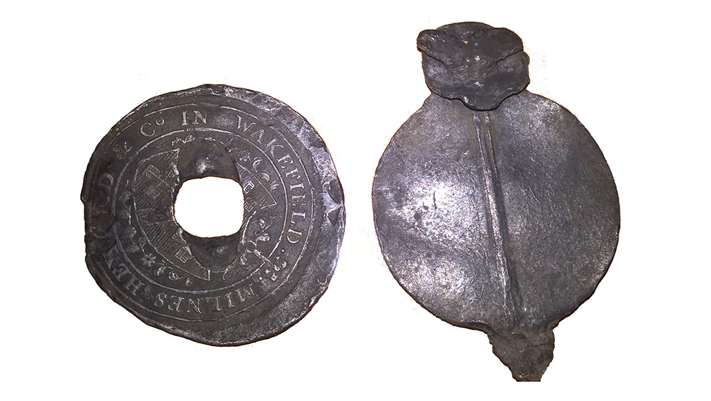 Английская свинцовая торговая пломба XVIII века, найденная при раскопках в &laquo;Зарядье&raquo;