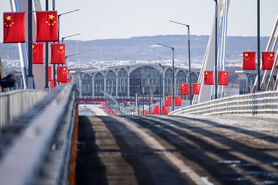 Длина моста &mdash; более 1&nbsp;км