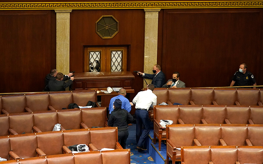 Зал заседаний конгресса закрыли от протестующих. Фото