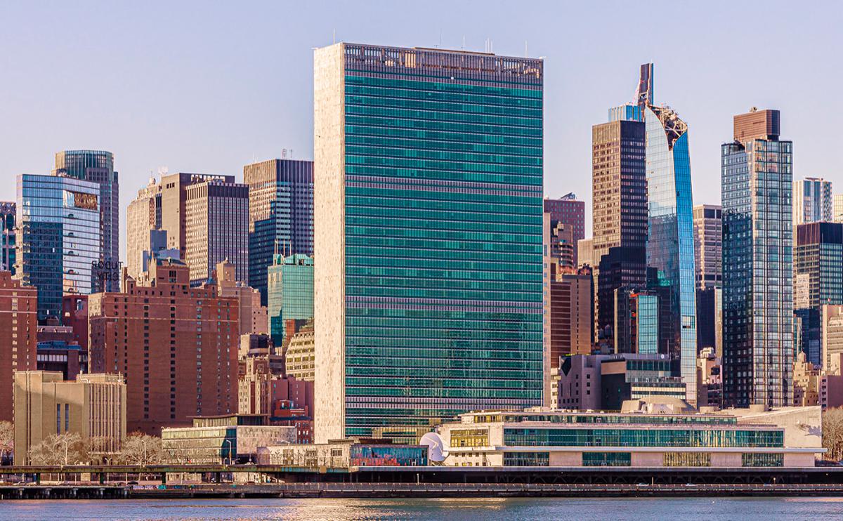 Штаб-квартира ООН (в центре)