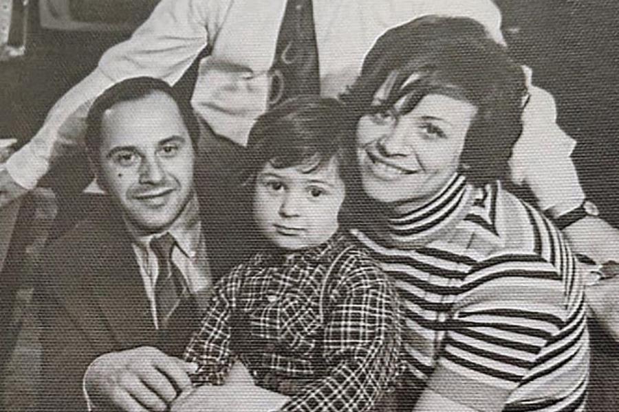 Стас Костюшкин в детстве с родителями