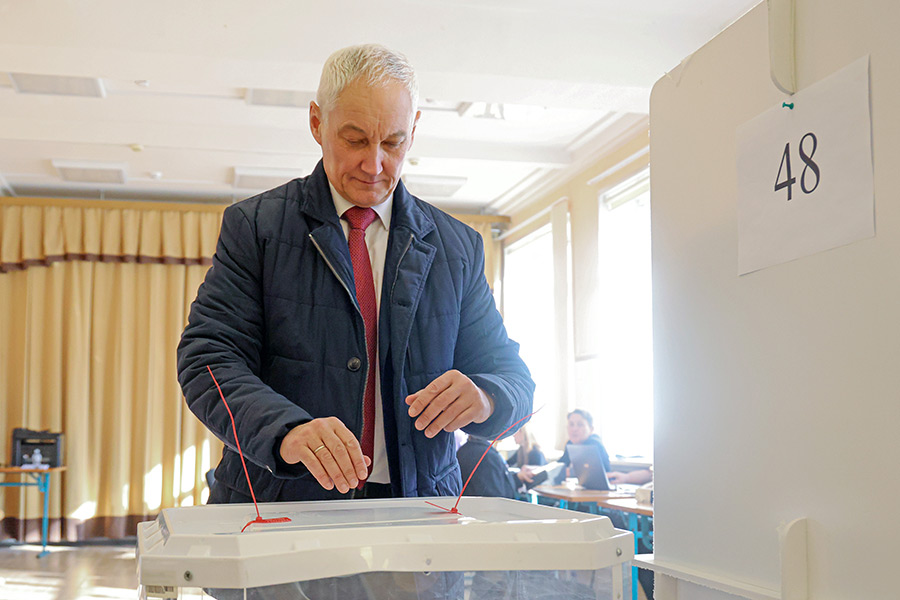 Первый вице-премьер Андрей Белоусов опускает бюллетень в урну для голосования на избирательном участке №&nbsp;48, Москва.