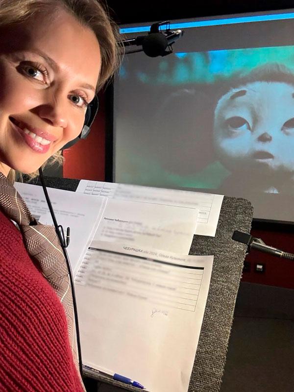 Ольга Кузьмина во время озвучки фильма &laquo;Чебурашка&raquo;, 2024 год