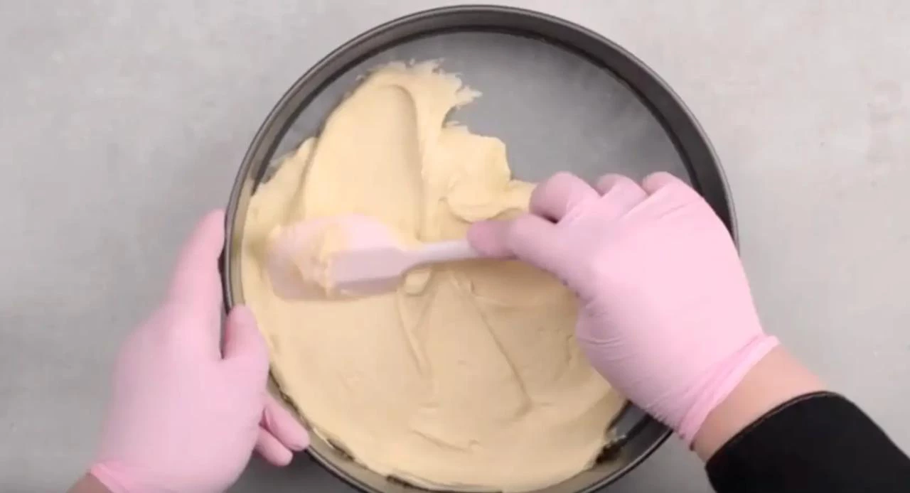 Разровняйте тесто по форме