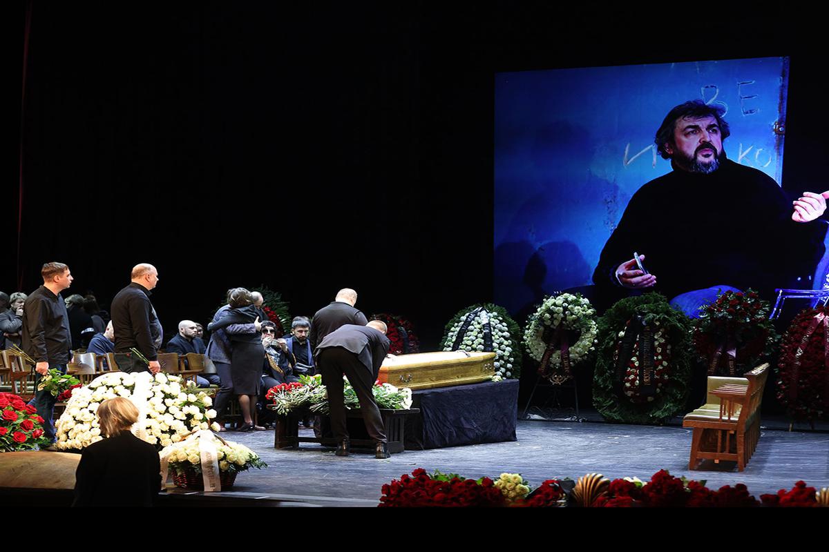 Церемония прощания с ректором Школы-студии МХАТ Игорем Золотовицким в МХТ имени А. П. Чехова в Москве