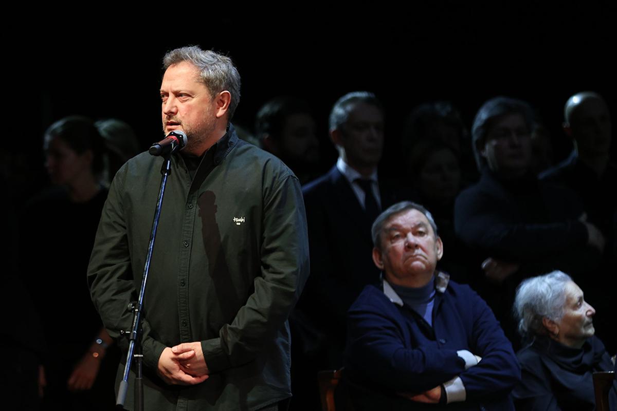 Евгений Писарев на церемонии прощания с ректором Школы-студии МХАТ Игорем Золотовицким в МХТ имени А. П. Чехова в Москве