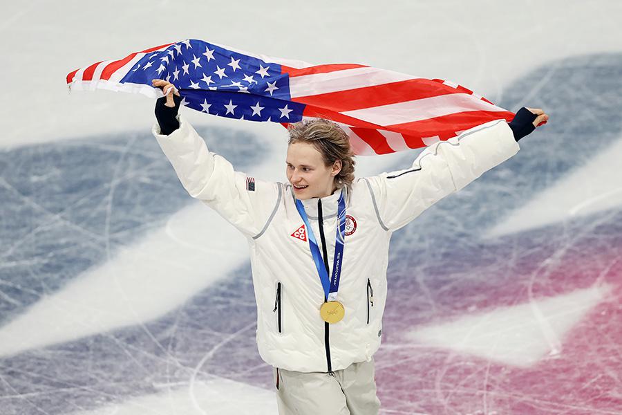 Илья Малинин празднует победу после церемонии награждения в командном зачёте на зимних Олимпийских играх в Милане, Италия,&nbsp;8 февраля 2026 года