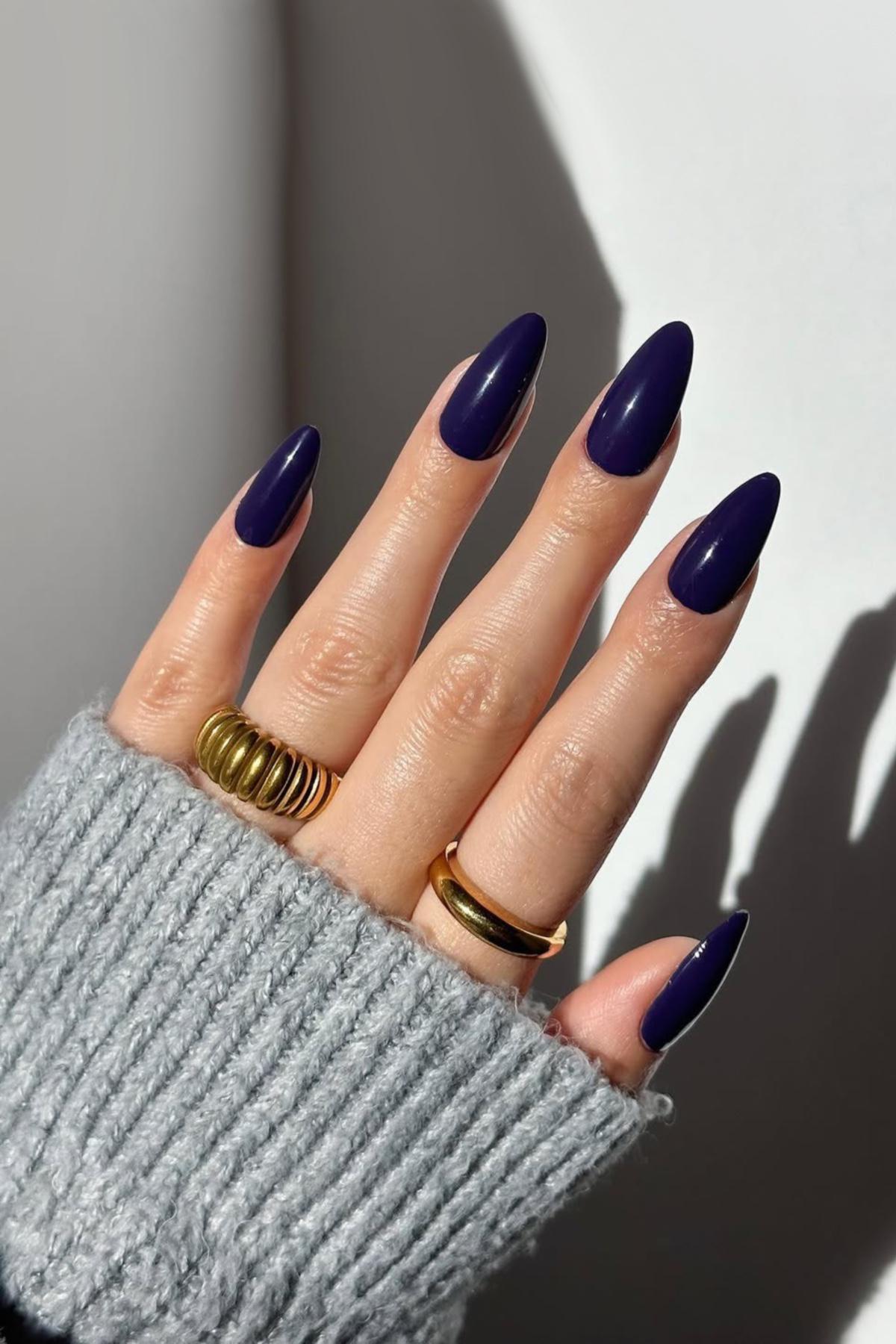 Разнообразить темный маникюр можно золотыми или серебряными акцентами в виде линий, точек, узоров и страз