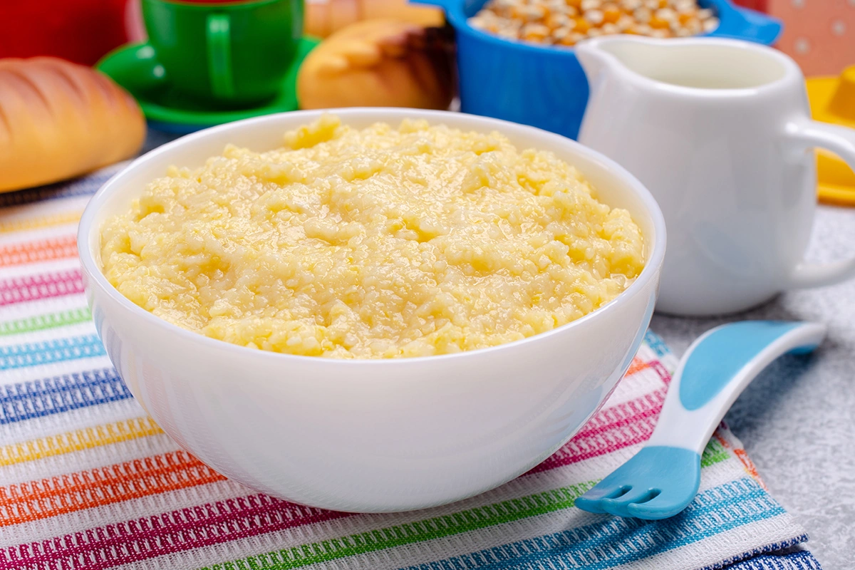 Классическую кукурузную кашу готовят из крупы, молока, воды и сливочного масла