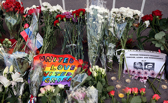 Цветы у посольства США в&nbsp;Москве в&nbsp;память о&nbsp;жертвах нападения на&nbsp;ночной клуб американского города Орландо. 13 июня 2016 года
