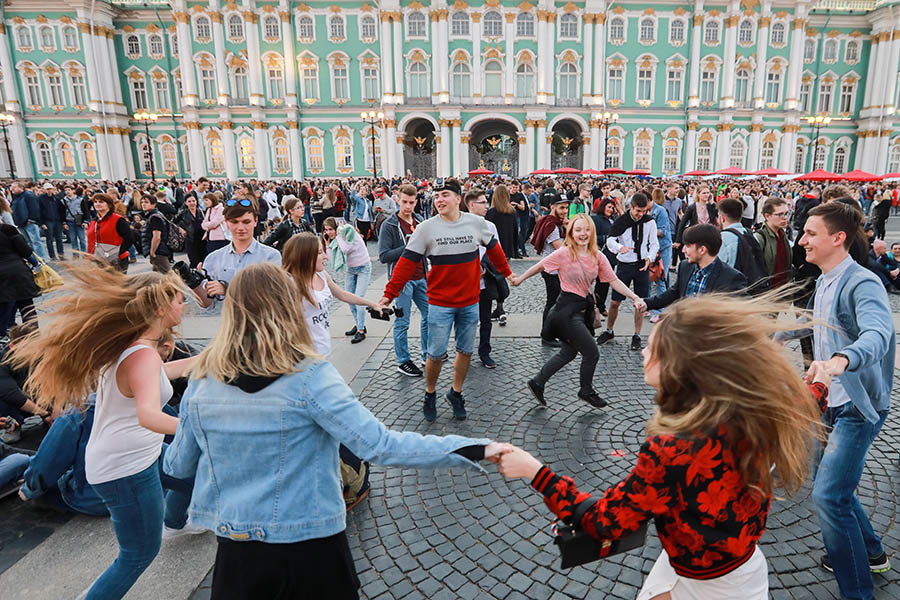 Санкт-Петербург. Во время праздника выпускников школ «Алые паруса» на Дворцовой площади