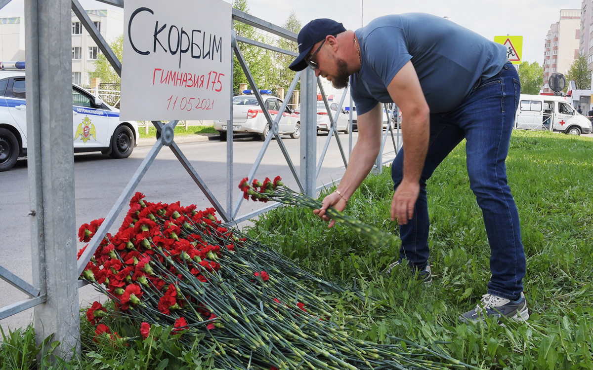 В Казани начался день траура по погибшим во время стрельбы в школе