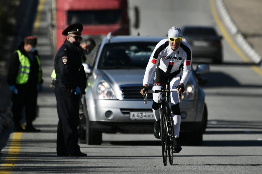 Велосипедист на блокпосту на въезде в Севастополь&nbsp;