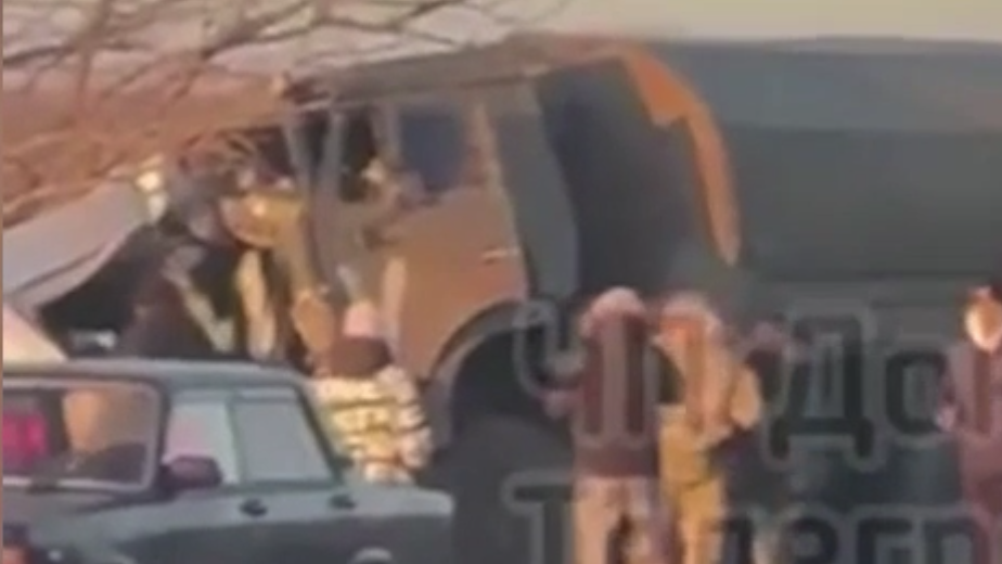 При столкновении микроавтобуса и грузовика в ДНР погибли 16 человек
