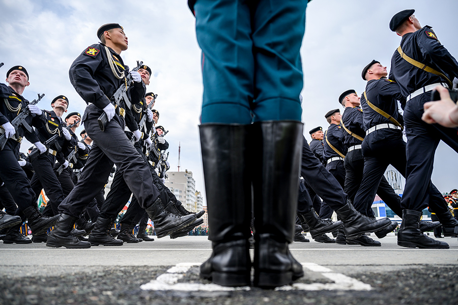 Участники военного парада, посвященного 78-й годовщине Победы в Великой Отечественной войне, на площади Победы в Южно-Сахалинске. Маршем&nbsp;прошли около тысячи&nbsp;человек

