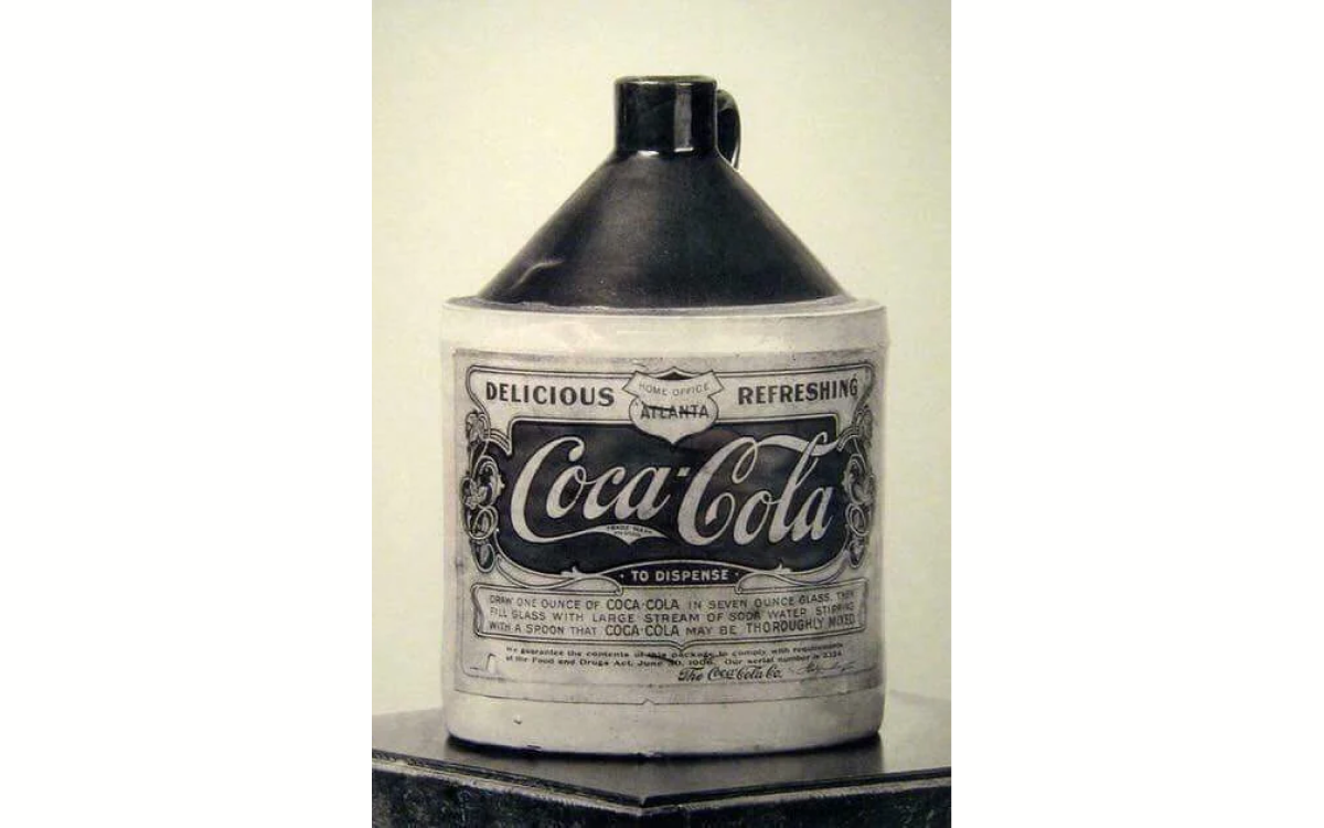 Одна из первых бутылок кока-колы