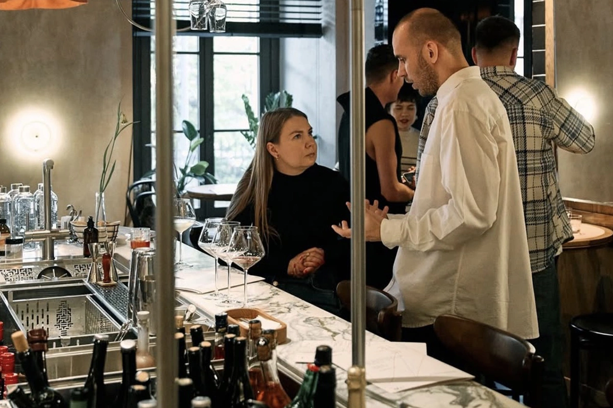 Отдельно стоит отметить и бар, ибо здесь, конечно, готовят и классику, но главная фишка — коктейли, несущие в себе стиль винных терруаров