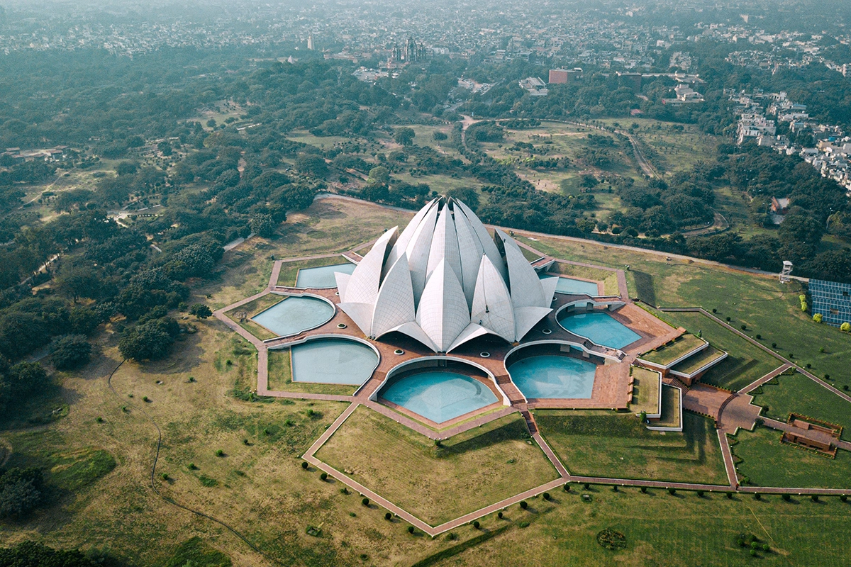 Архитектурный облик этого молитвенного дома создавался с учетом особенностей вероучения Бахаи и его стремления объединить людей