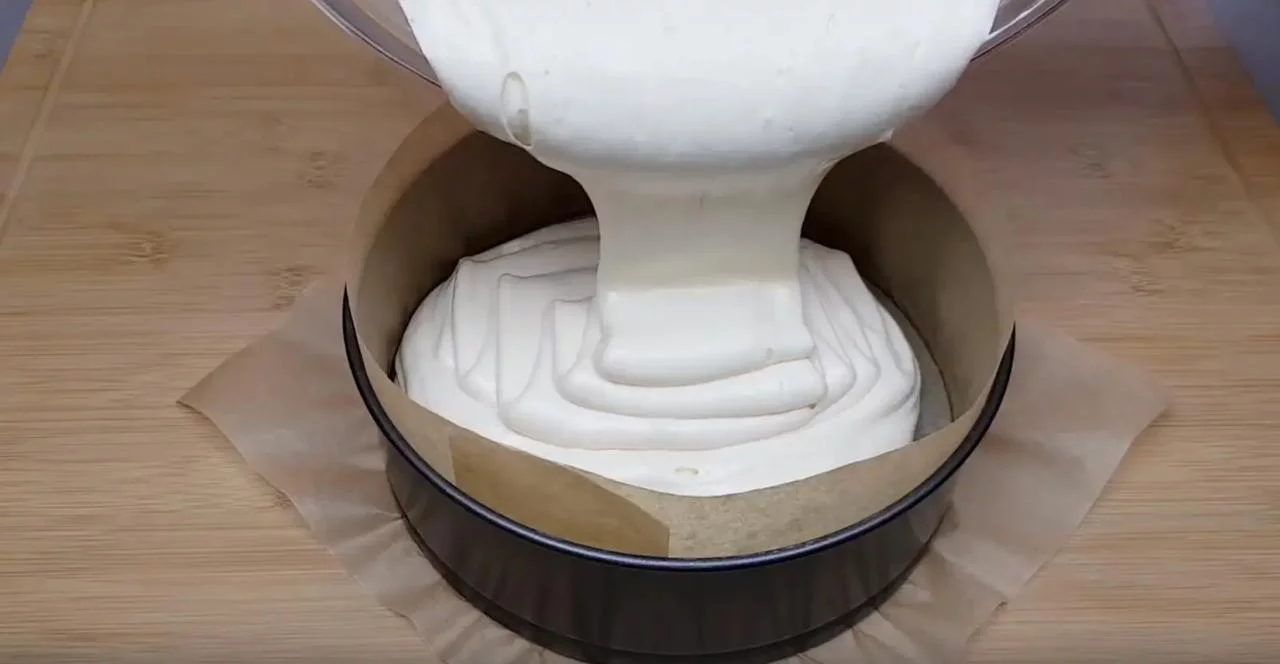 Влейте тесто в форму