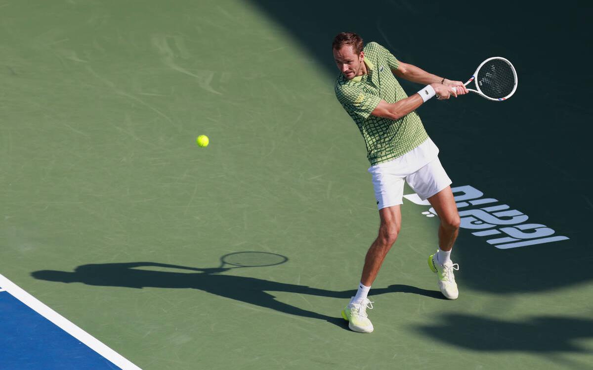 Медведев победил 40-летнего Вавринку и вышел в 1/4 финала турнира в Дубае